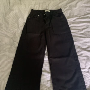 Jeans - Ett par svarta wide leg jeans i st 34. Endast använda en gång då de inte riktigt passar mig. Frakt tillkommer!