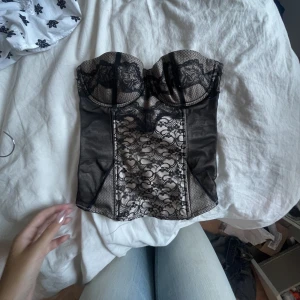 Korsett - Skit snygg korsett, passar Xs eller S, det är kupa B 