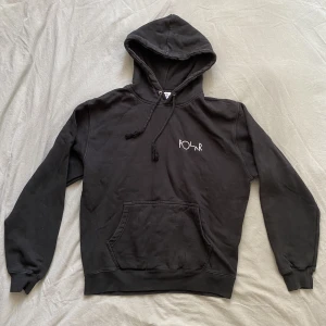 Polar Hoodie  - Svart Polar hoodie i bra skick men för liten för mig. Strl S Nypris 1000kr