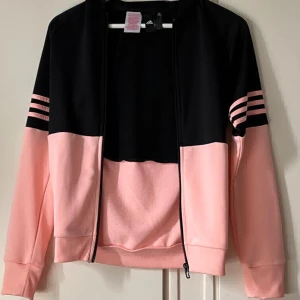 Träningsjacka - Har endast använts fåtal gånger och är fortfarande i bra skick. Kontakta för frågor 😊