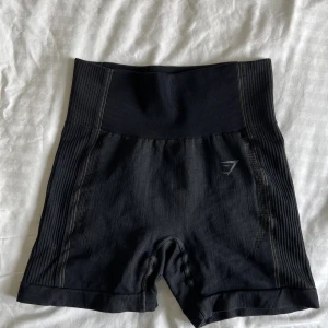 Träningsshorts från Gymshark - I nyskick  Storlek Small Elastisk i materialet Väldigt sköna, inte alls genomskinliga och inga  svettfläckar syns.