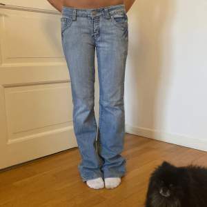 Så himla snygga Jeans i ett så fint skick, bara andvänt ett fårtal gånger. Passar så bra nu till skolstarten. Dom är storlek 30 men ganska stora för den storleken.