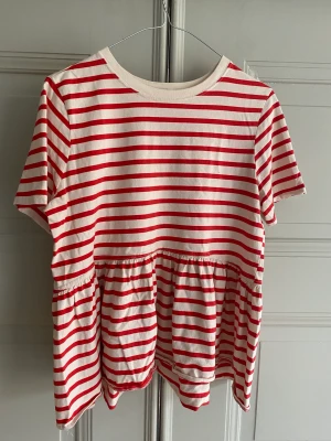 Zara tröja randig - En randig zara tröja med volanger på botten. Size l men jag som är xs-m kan ha den lätt.