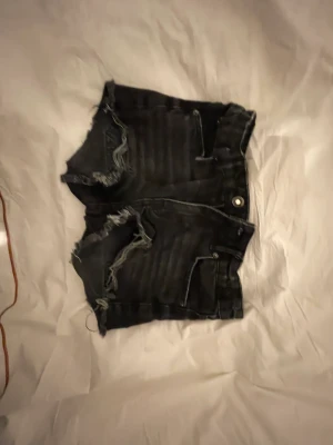 Jeansshorts lowwaist  - Ett par jättesnygga jeans shorts från ginatricot som tyvärr inte passar mig längre. Den är i bra skick och finns inte längre att köpa.