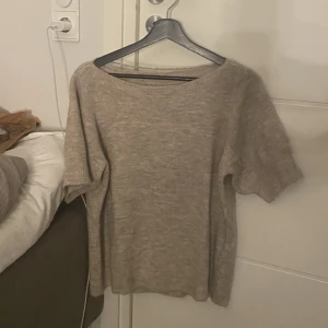 Vero moda tröja - Säljer en fin vero moda tröja i fint skick och aldrig använd. Inga defekter. Strlk S. Köpt för riunt 299 öen säljer för 199 plus frakt💘