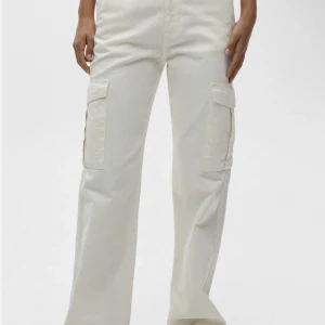 Vita cargo byxor pull & bear - Säljer dessa fina cargo byxor, använda 2 ggr så det är i nyskick. Det är storlek 34 på dem