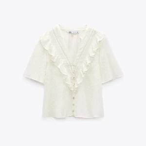 Blus Zara - Så himla fin blus från zara som tyvärr inte riktigt var min smak. Prislappen är kvar och den är aldrig använd! Passar även xs. Hör av er vid frågor eller tryck gärna på köp nu 🤗