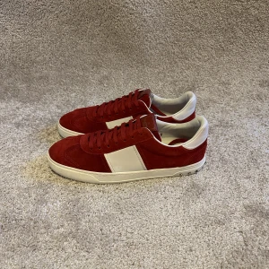 Valentino Flycrew - Valentino Flycrew, EU 44 (passar 44-45). Perfekt skick (avgör själv), enbart två nitar saknas. Det som ingår är skor, box, dust bags och extra skosnören. Köp nu för 5000 kr. Kontakta mig vid frågor eller funderingar!