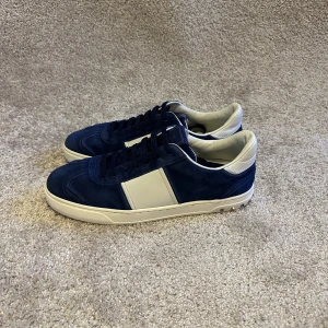 Valentino Flycrew - Valentino Flycrew, EU 42.5 (passar 42.5-43.5). Toppen skick (avgör själv), enbart 1 nit som saknas. Det som ingår är skor, box och dust bags. Köp nu för 5000 kr. Kontakta mig vid frågor eller funderingar!
