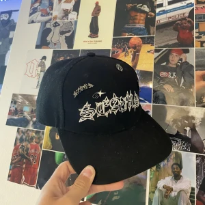 Fitted - Fitted keps från SEAMS. Inga defekter, kommer med olika pins som man kan designa kepsen med.