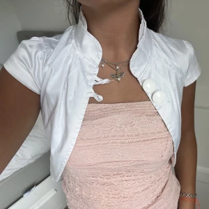 Bolero! - Så snygg bolero i satin som tyvärr är för tajt för mig som brukar ha M! Passar en s/xs