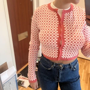 Kofta från Zara - Rosa-vit rutig kofta från Zara, enbart använd en gång! Storlek S 50kr + frakt
