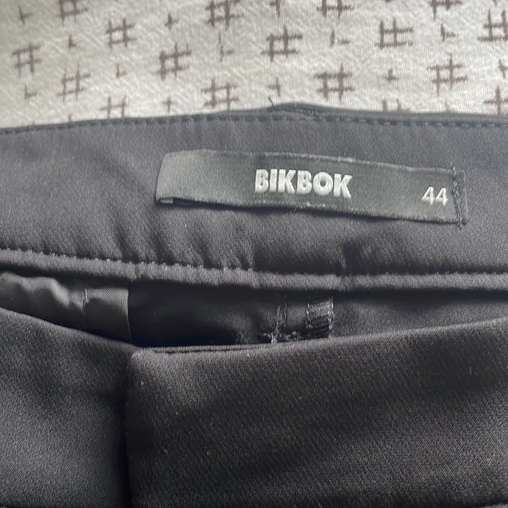 Helt nya använda 2 gånger för stora på mig köptes för 500 säljs nu 150kr . Jeans & Byxor.