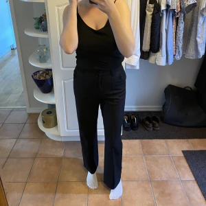 Kostymbyxor  - Kostymbyxor från madlady. Säljes då dem är för små för mig. Begagnat skick. 