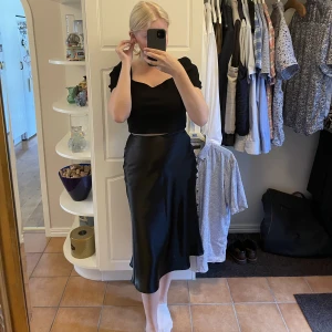 Satin kjol - Satin kjol från shein. Bra material och fint skick. Använd fåtal gånger då den är för tajt i midjan. 
