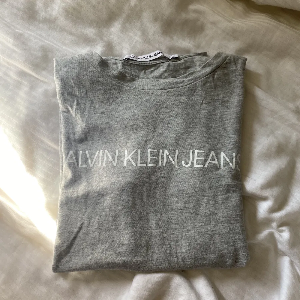 Grå t-shirt från Calvin Klein!. T-shirts.