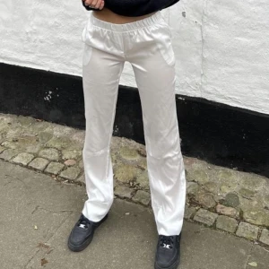 lågmidjade byxor - säljer dessa oanvända satin byxor från design by si❤️❤️ super sköna och jätte fina❤️köptes för 500 kr och är i strl xxs, men passar även xs