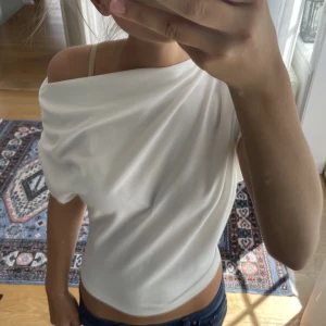 One shoulder topp - One shoulder topp ifrån Zara! Väldigt fin att ha till fest eller olika lite finare tillfällen 💗 Säljer för 150kr plus frakt ✌🏼