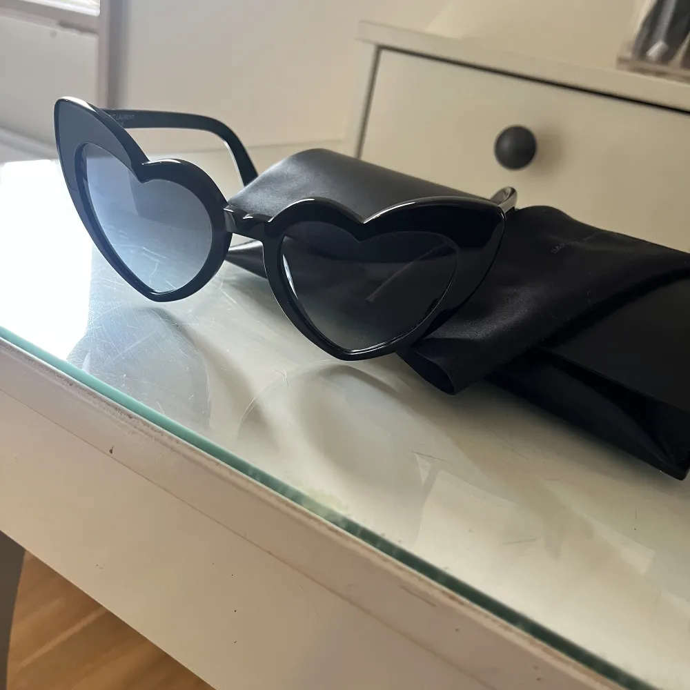 Säljer mina Lou Lou saint Laurent solglasögon, bra skick knappt använda de använts inte har insett de är stora på mig .. . Accessoarer.