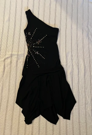Y2k asymmetrisk klänning - Svart asymmetrisk klänning broderad med paljetter och pärlor. Y2k stil.