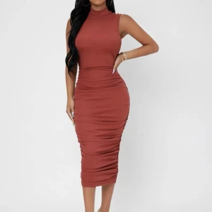 Klänning  - Säljer den här klänningen Endast använt en gång storlek S