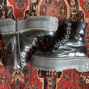 Dr Martens Jadon Max  - Skitsnygga jadon Max som jag måste sälja pga pengabrist.   Ena fragskedajn är trasig därav priset. Kostar ca 200kr att laga hos skomakare.   Finns i Malmö och kan hämtas upp på Möllan. 