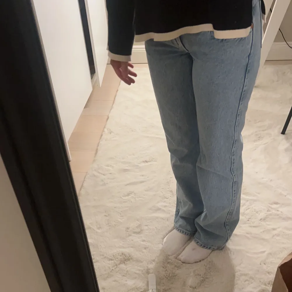 Weekday arrow jeans jättefint skick men använder ej längre , köp gärna direkt❤️ storlek 25 32 jag är 167! . Jeans & Byxor.