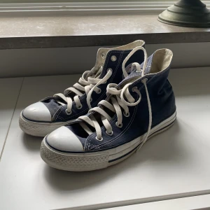 blåa converse  - Blåa Converse som är köpta på Sellpy för något år sedan. Det står att det är en storlek 39 men passar som en 38! 
