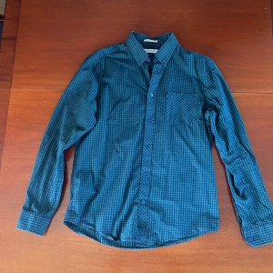 Skjorta, Ben Sherman - Grön- och blårutig skjorta! Använd några fåtal gånger. Färgerna syns bäst på närbilden.   Green and blue checkered shirt! Used a few times. The colors are best seen in the close-up.   100% bomull 100% Cotton