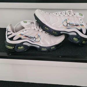Nike air tn  - Fina skor köpta för ca ett halv år sedan för 1800 kr är fint skick betyg 7/10 pris kan diskuteras vid snabbt köp ( stor storlek) 
