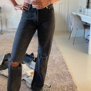 Superfina grå/svarta jeans från junkyard med slitningar/hål på knäna. Passar precis perfekt på mig i längden som är 175 cm lång. Använda Max 2 gånger så dom är i nyskick 