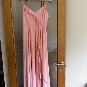 Fin rosa långklänning använd en gång på ett bröllop. Märket är Chiara Forthi i storlek 38. Kan skickas eller möta upp i Karlstad. 