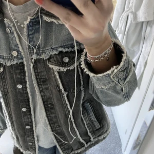 Jeansjacka - En jätte fin jeansjacka som är helt slutsåld!🤍 Passar även S. (Lånad bild)