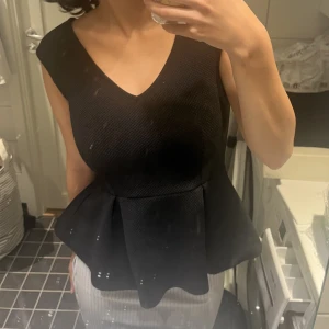 Topp - Säljer denna jätte fina toppen i nyskick från hm🌸 