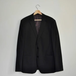 Mörk kavaj - Pris efter överenskommelse, mängdrabatt kan ges. En stilig, klassisk kavaj!