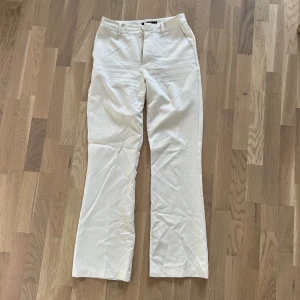 Vita kostymbyxor - Säljer dessa vita kostymbyxor från bikbok. De är mid waisted och storlek 38 och skulle säga de är true to size. De har legat i min garderob ett tag så därför är de skrynkliga men stryks innan jag skickar. Jag fraktar endast och köparen står för frakten❣️