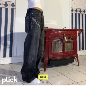 Baggy Jeans - Snygga och cola baggy jeans 😍 midja 85,5cm och Innerben 78cm. Tidigare köpta här på Plick av Tina Adesjö 🤩 fint skick! Står Xl men passar mig som vanligt vis har S och de som har M/L. Jag är 1.70 cm  💕Buda eller köp direkt för 700!