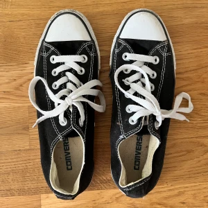 Converse låga stl 38 svart - Använda men i gott skick! Säljer då jag inte använt dessa på år! Köparen står för frakt, kan mötas i Stockholm! 