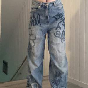Ett par väldigt snygga jeans som tyvärr inte kommer till användning pga att de inte passar in i min stil längre. Tryck helst på köp nu, priset går att diskutera 🩷