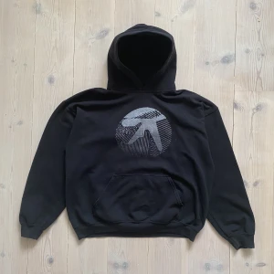 Vintage Aphex twin hoodie - En välanvänd Aphex twin luvtröja utan större anmärkningar förutom några små fläckar och att trycket tvättats ut. Tryckt i Stockholm. 