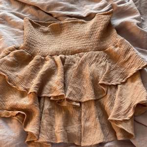Skön kjol från shein som är i typ brun/ beige. Populär tror jag och i storlek S, nypris 140 ish. Använd fåtal gånger 