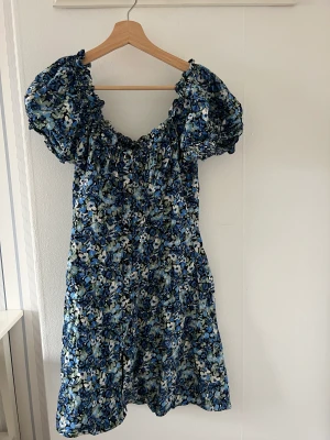 Blommig klänning 💙🦋 - Klänning 
