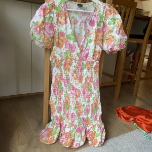 Klänning Gina tricot  - Säljer pga för stor och glömde returnera