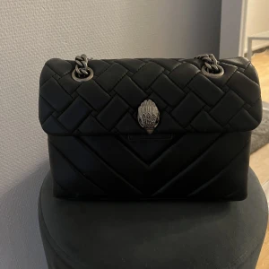 Kurt Geiger väska  - Svart väska från Kurt geiger i fint skick!