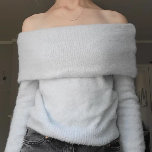 Off-shoulder tröja - Superfin och mjuk off-shoulder tröja. Mindre fläck som antagligen går bort i tvätten. Syns knappt då denna är placerad precis där tröjan viker sig över bröstet, annars mycket bra skick!
