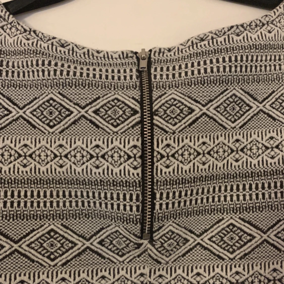 Svart klänning med mönster - 91