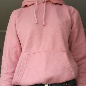 Rosa hoodie - Jättefin hoodie i hallonrosa färg.  Storlek: Xs  Bra skick!