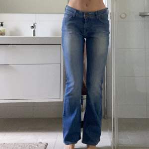 Så fina lågmidjade ljusblå jeans. Jag är 174cm.💕🌷🌸