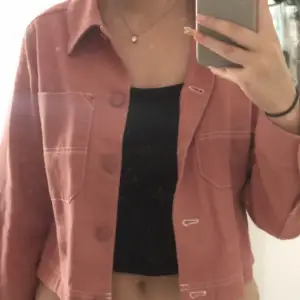 Några år gammal rosa jeansjacka från monki så tror ej den går att köpa längre. Knappt använd dock!😊 strl xs men passar mig som har s också (10% vid köp av 2-3 saker, 20% vid köp av 4+ saker!)