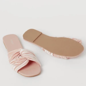 Slip ins - Slip ins i storlek 37🦋 hör av er vid minsta intresse eller funderingar 🫶 kostnad för frakt tillkommer, se fraktalternativ nedan 📦